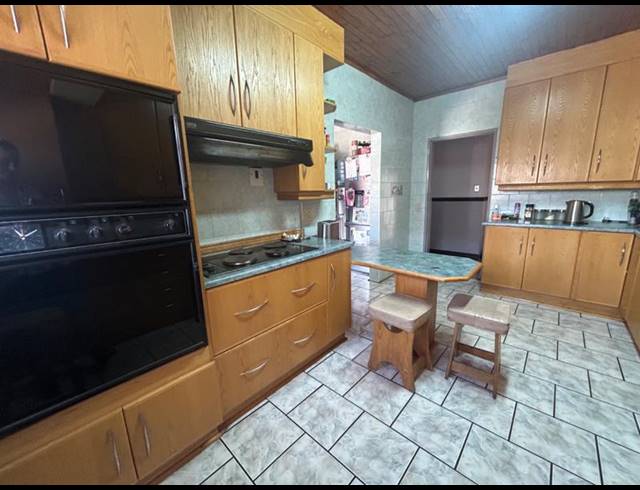 3 BEDROOM HOUSE FOR SALE IN VANDERBIJLPARK SE 6